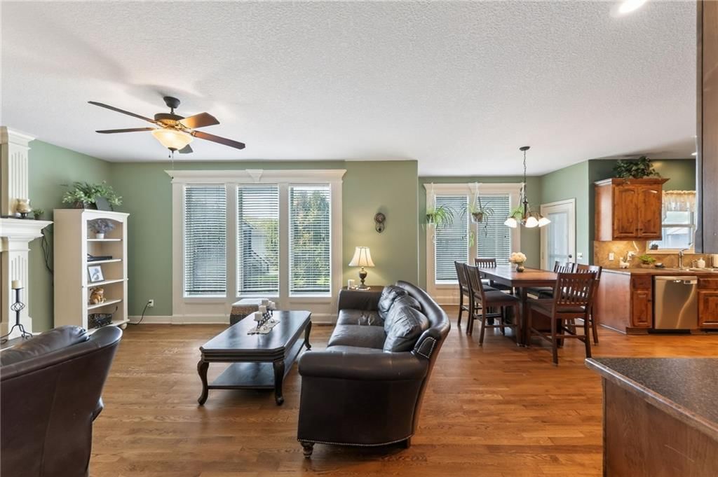 Open floor plan at 406 Buck Court, Kearney, MO 64060