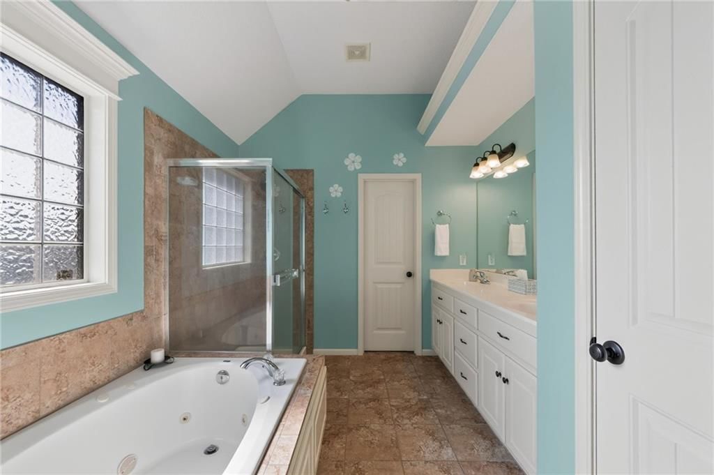 Double vanity at 406 Buck Court, Kearney, MO 64060
