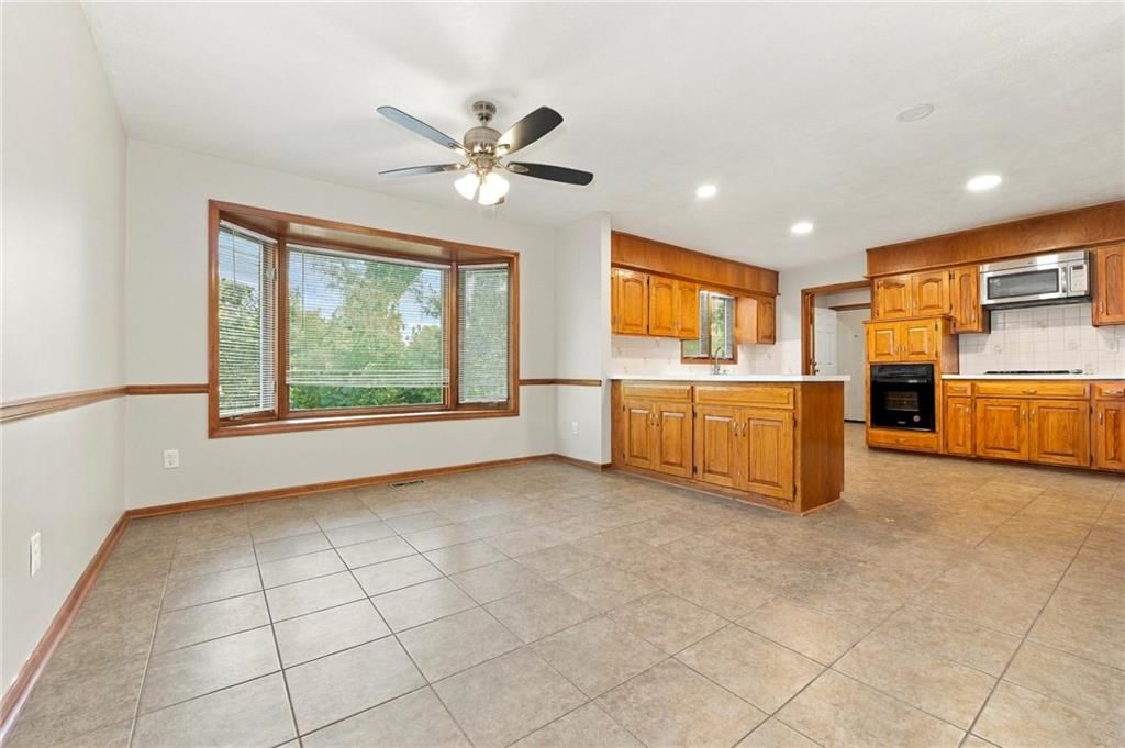 17422 W 70th Street, Shawnee, KS: listing photo 3