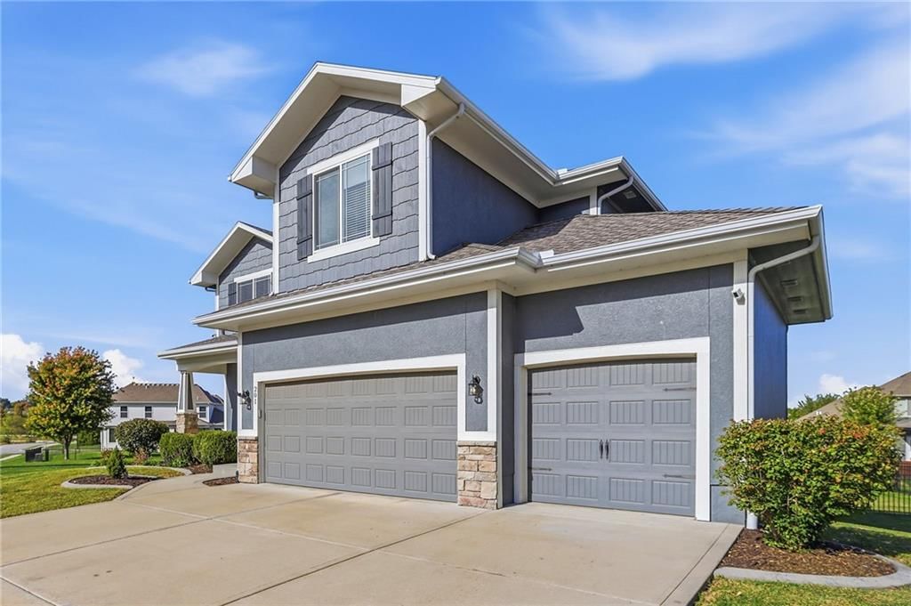 201 SW Lake Side Drive, Blue Springs, MO: listing photo 3