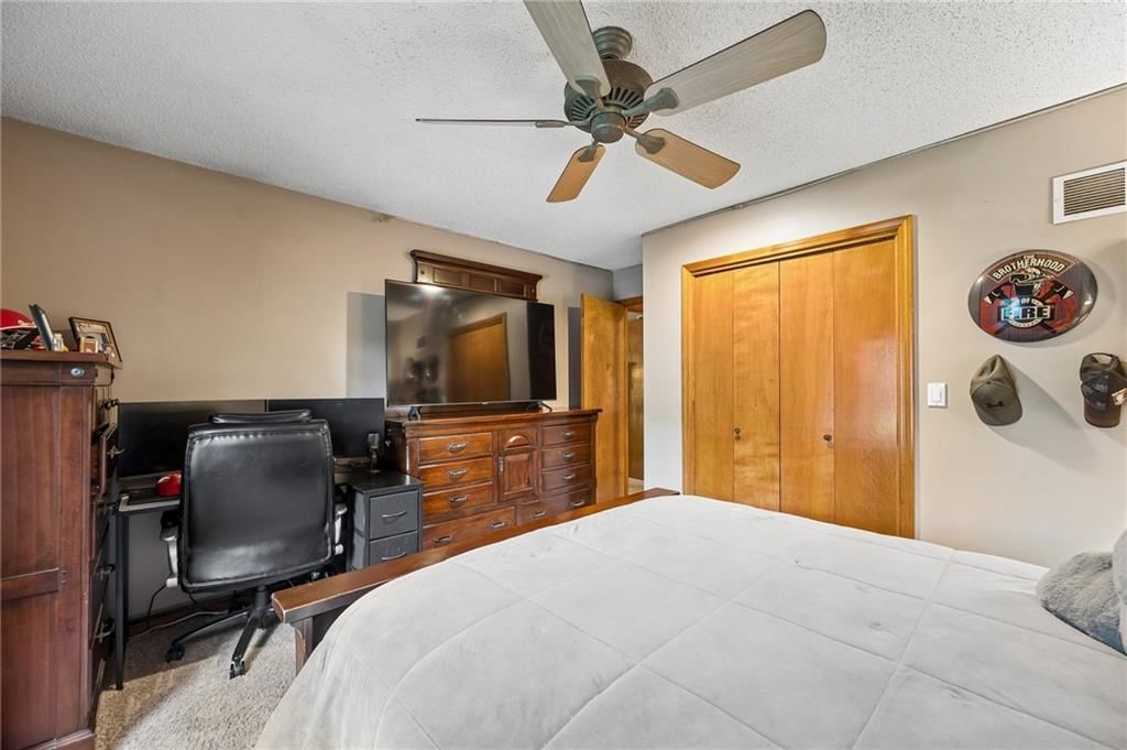 Photo 17 of 25 - 7314 N olive Street, Kansas City, MO 64118