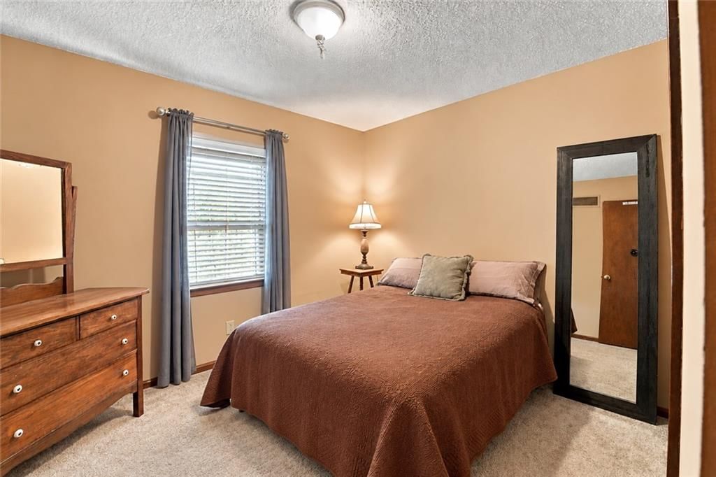 Photo 17 of 23 - 1926 SW 4th Street, Lee's Summit, MO 64081