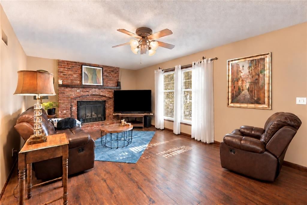 Photo 8 of 23 - 1926 SW 4th Street, Lee's Summit, MO 64081