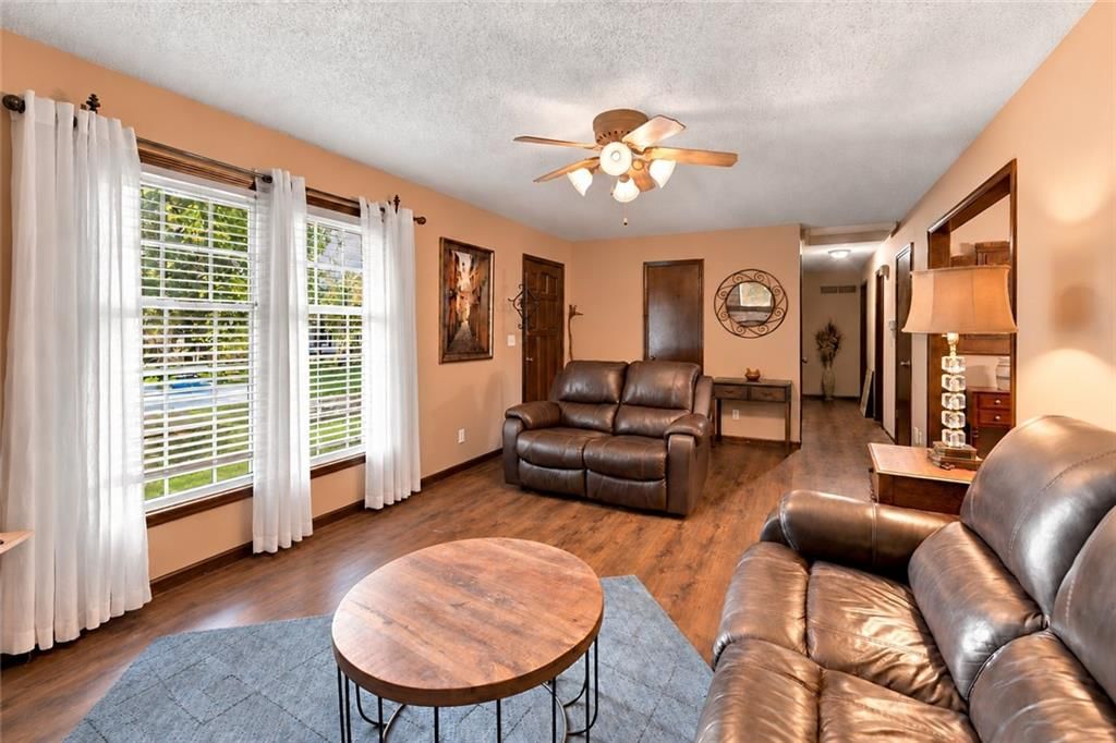 1926 SW 4th Street, Lee's Summit, MO: listing photo 2