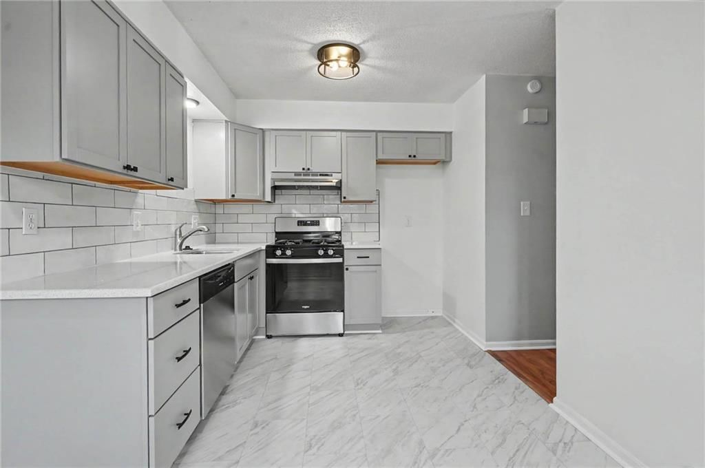Photo 3 of 24 - 9734 Hadley Drive, Overland Park, KS 66212