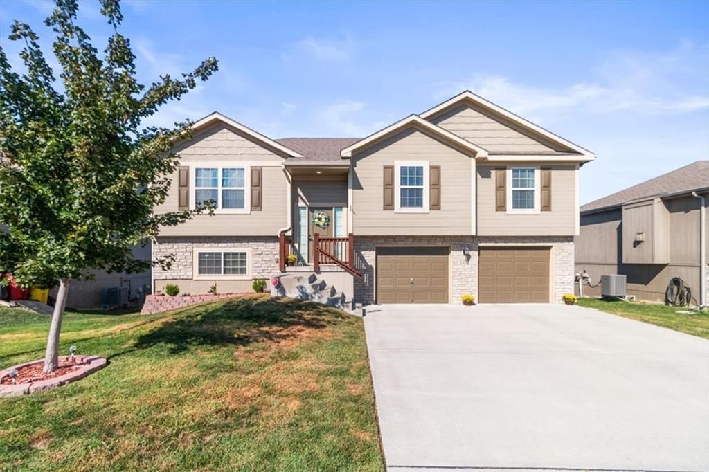 1252 NW High View Drive, Grain Valley, MO
