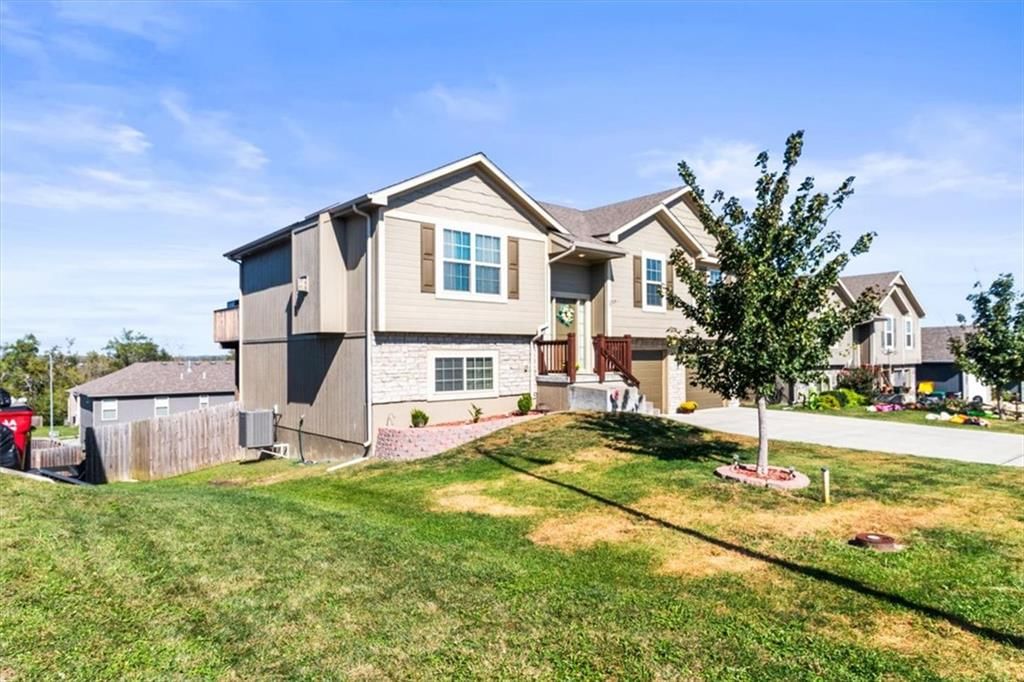 1252 NW High View Drive, Grain Valley, MO: listing photo 2