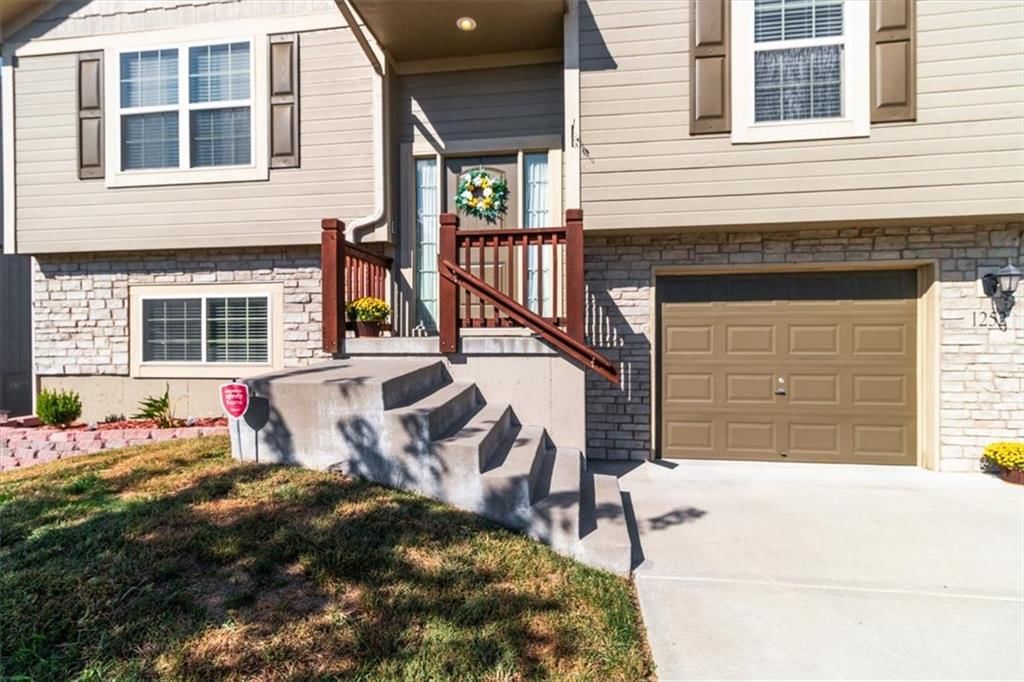 1252 NW High View Drive, Grain Valley, MO: listing photo 3