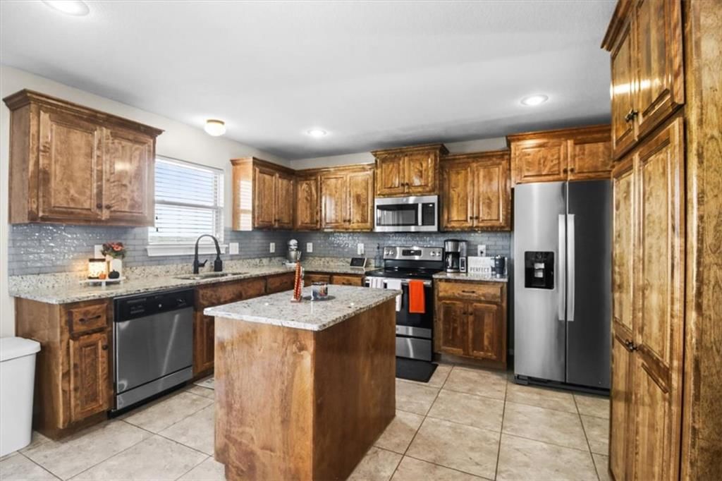 Photo 9 of 30 - 1252 NW High View Drive, Grain Valley, MO 64029