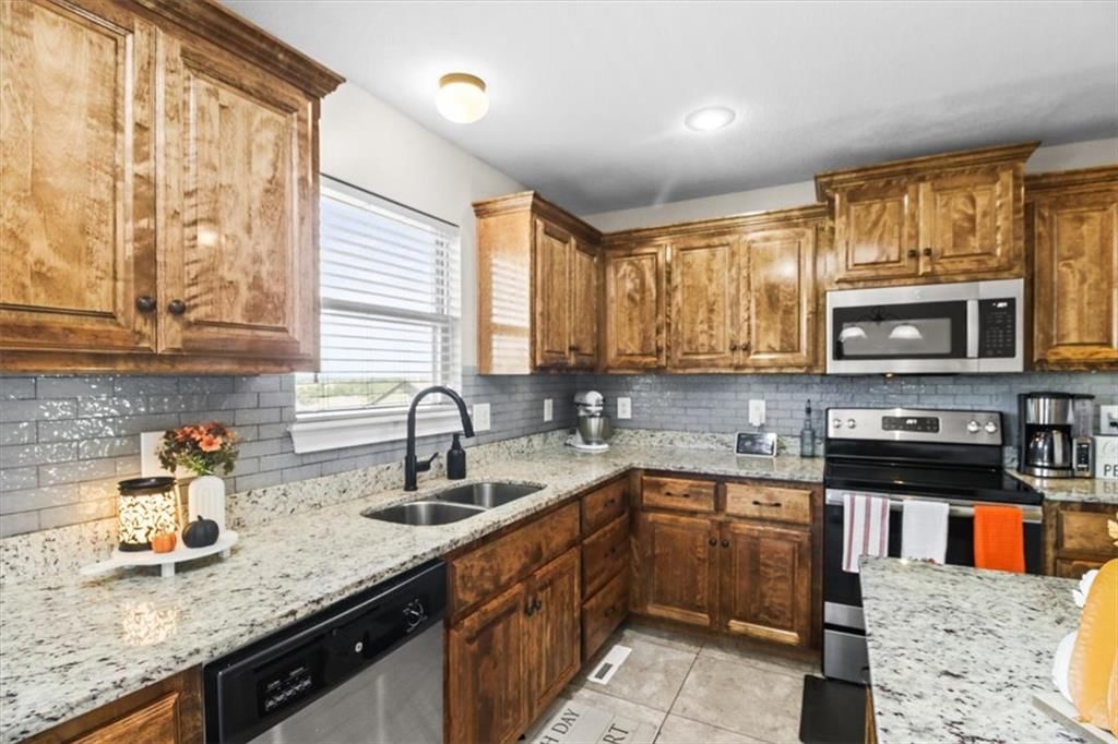 Photo 10 of 30 - 1252 NW High View Drive, Grain Valley, MO 64029