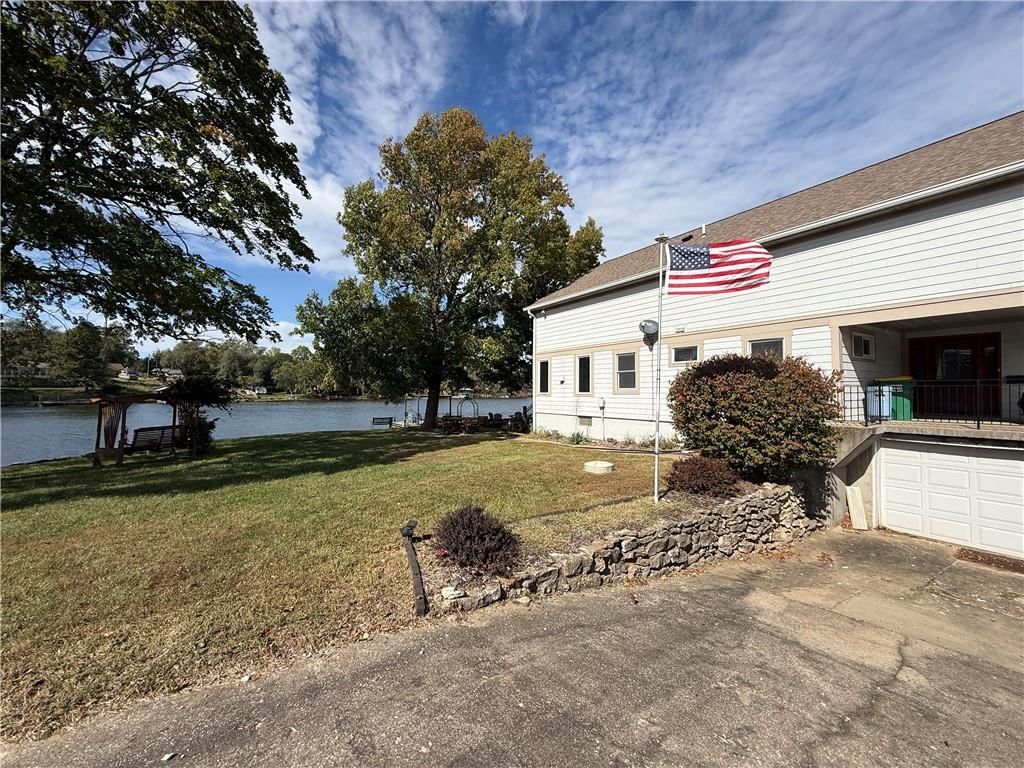 Attached garage and concrete driveway at 15836 Gardner East Road, Gardner, KS 66030
