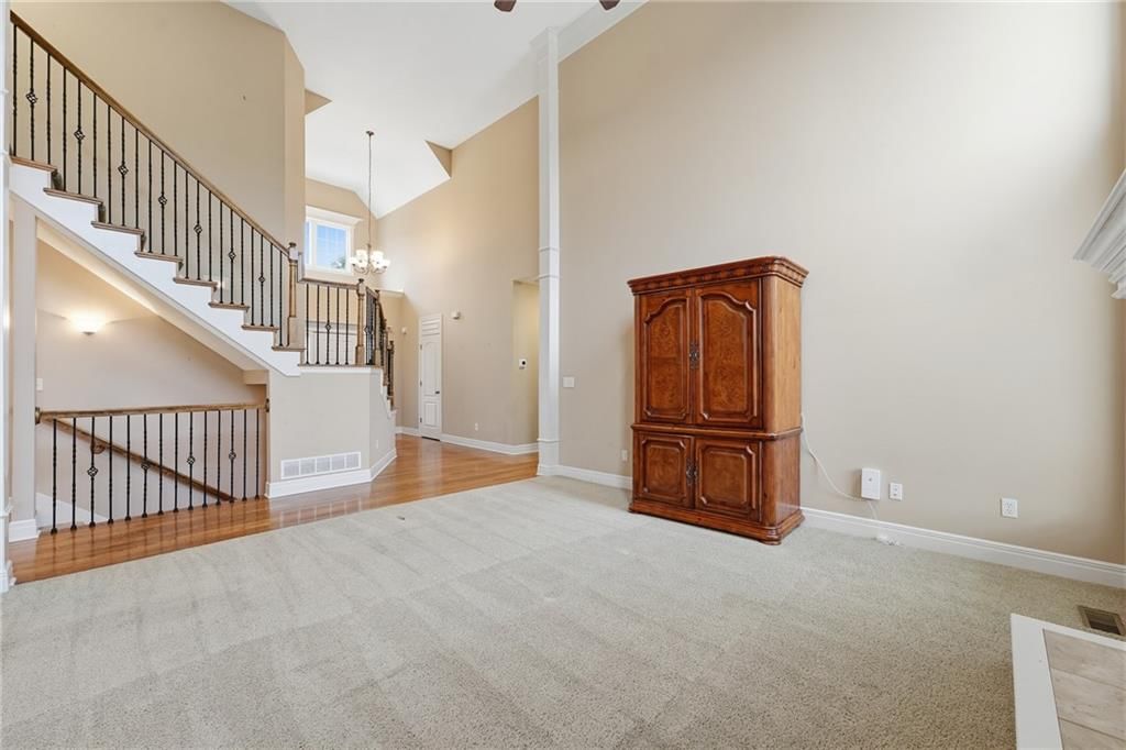 Photo 8 of 50 - 10303 N Dallas Avenue, Kansas City, MO 64154