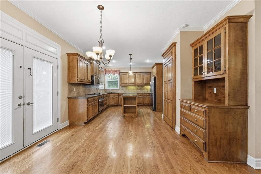 Kitchen island at 10303 N Dallas Avenue, Kansas City, MO 64154