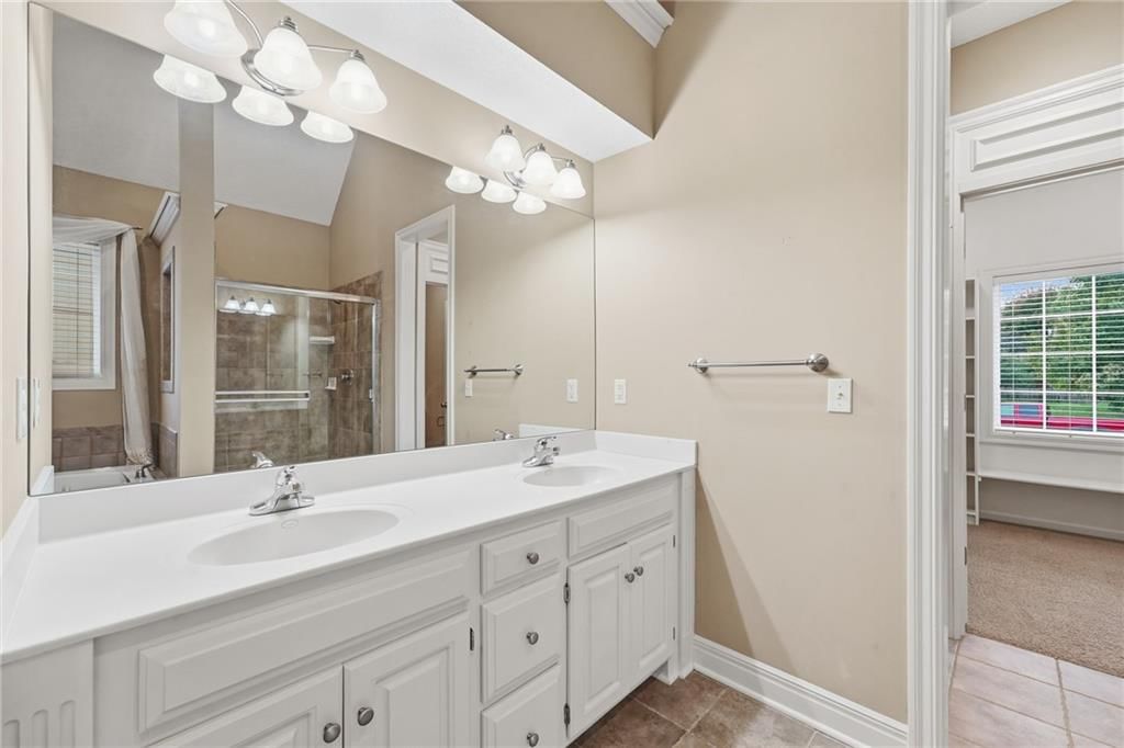Double vanity at 10303 N Dallas Avenue, Kansas City, MO 64154