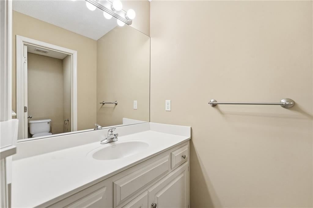 Photo 34 of 50 - 10303 N Dallas Avenue, Kansas City, MO 64154