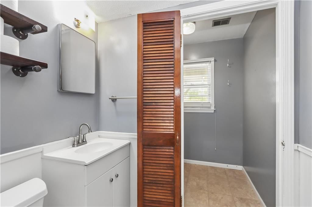 Photo 18 of 25 - 9532 Benson Street, Overland Park, KS 66212