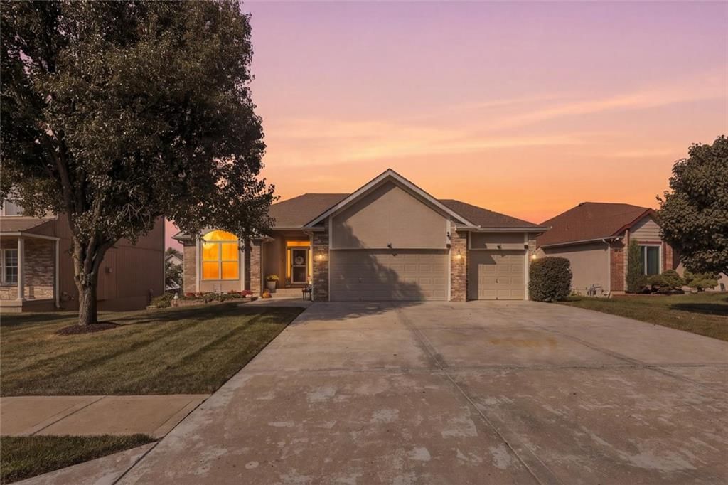 Photo 2 of 46 - 11226 N Belleview Avenue, Kansas City, MO 64155