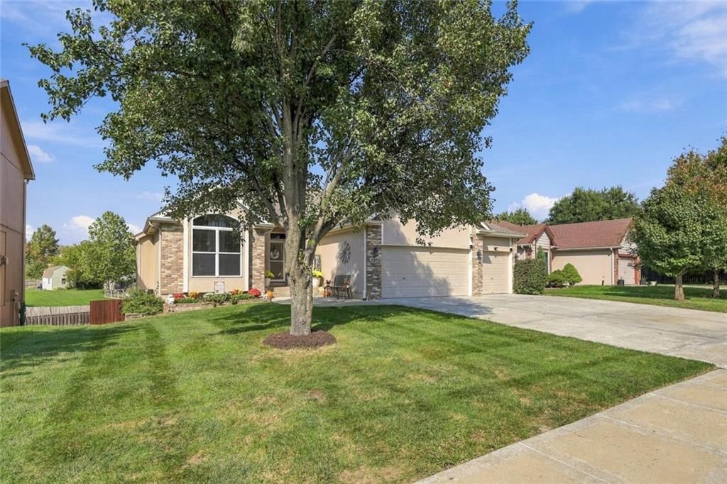 Photo 3 of 46 - 11226 N Belleview Avenue, Kansas City, MO 64155