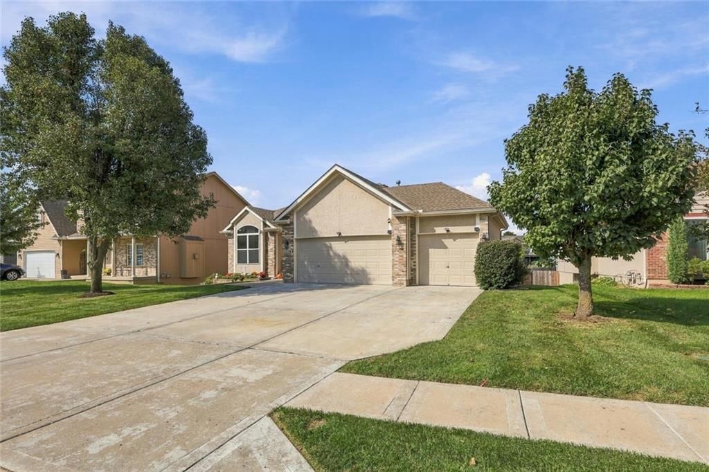 Photo 4 of 46 - 11226 N Belleview Avenue, Kansas City, MO 64155