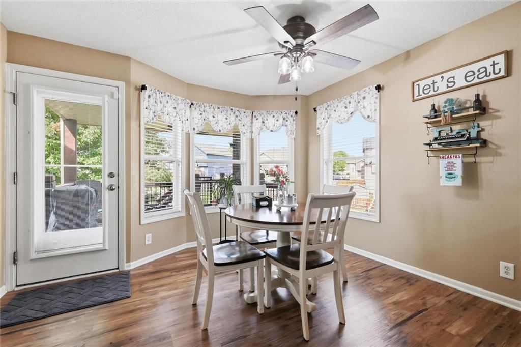 Breakfast nook at 11226 N Belleview Avenue, Kansas City, MO 64155
