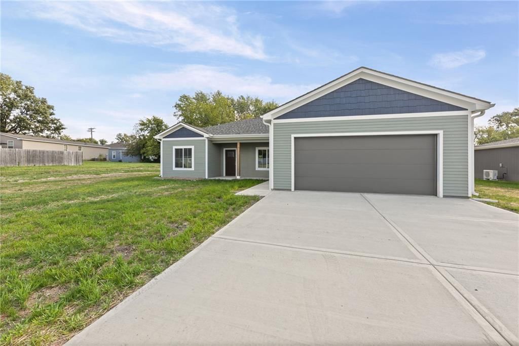 915 5th Street Terrace, Osawatomie, KS: listing photo 2
