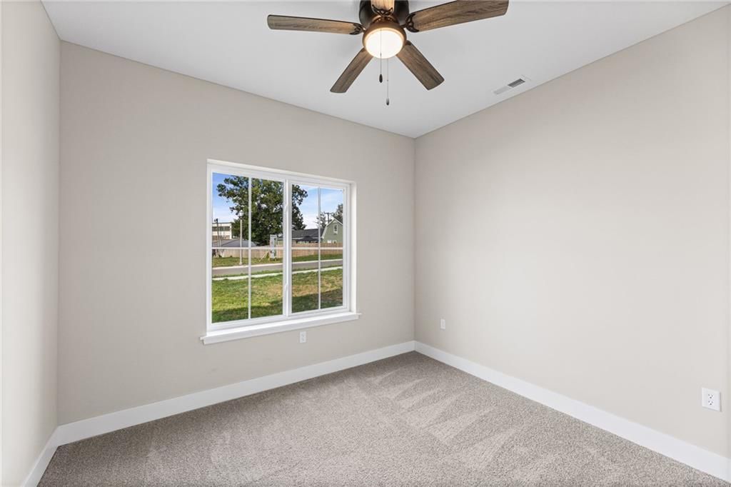 Photo 18 of 41 - 915 5th Street Terrace, Osawatomie, KS 66064