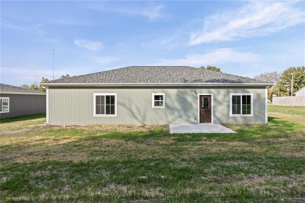 Photo 37 of 41 - 915 5th Street Terrace, Osawatomie, KS 66064
