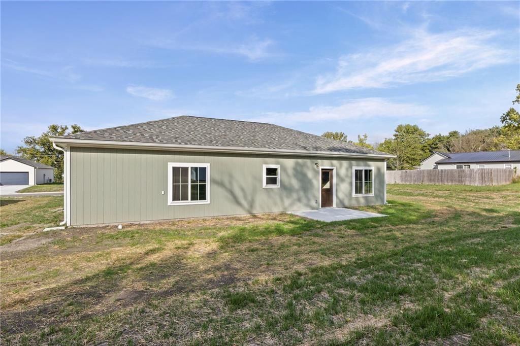 Photo 38 of 41 - 915 5th Street Terrace, Osawatomie, KS 66064