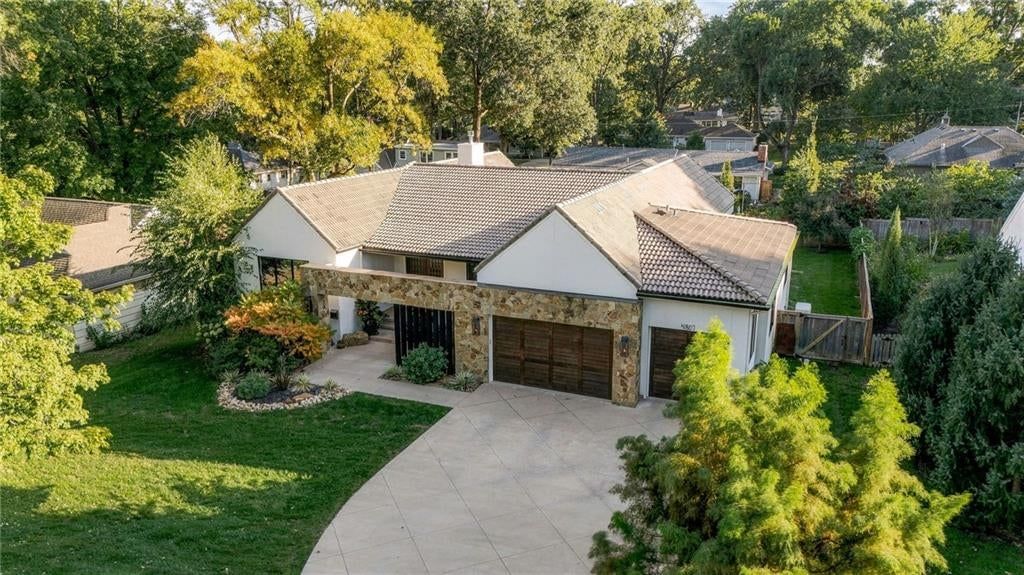 4807 W 64th Street, Prairie Village, KS: listing photo 2