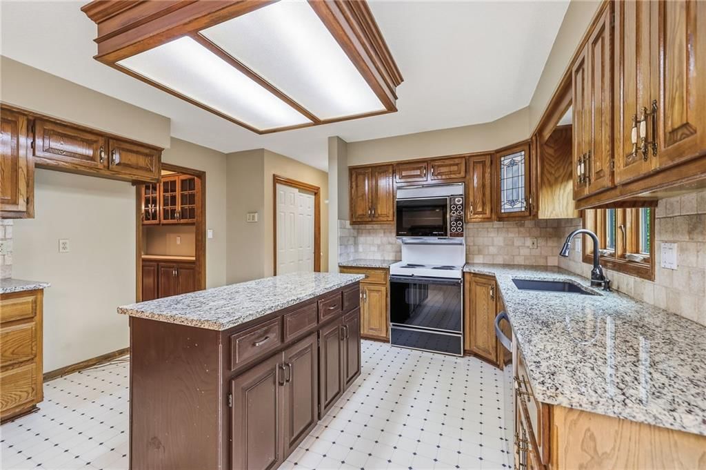 Photo 11 of 46 - 14933 W 82nd Terrace, Lenexa, KS 66215