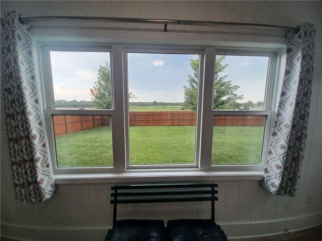 Sunroom at 916 Cedar Court, Paola, KS 66071