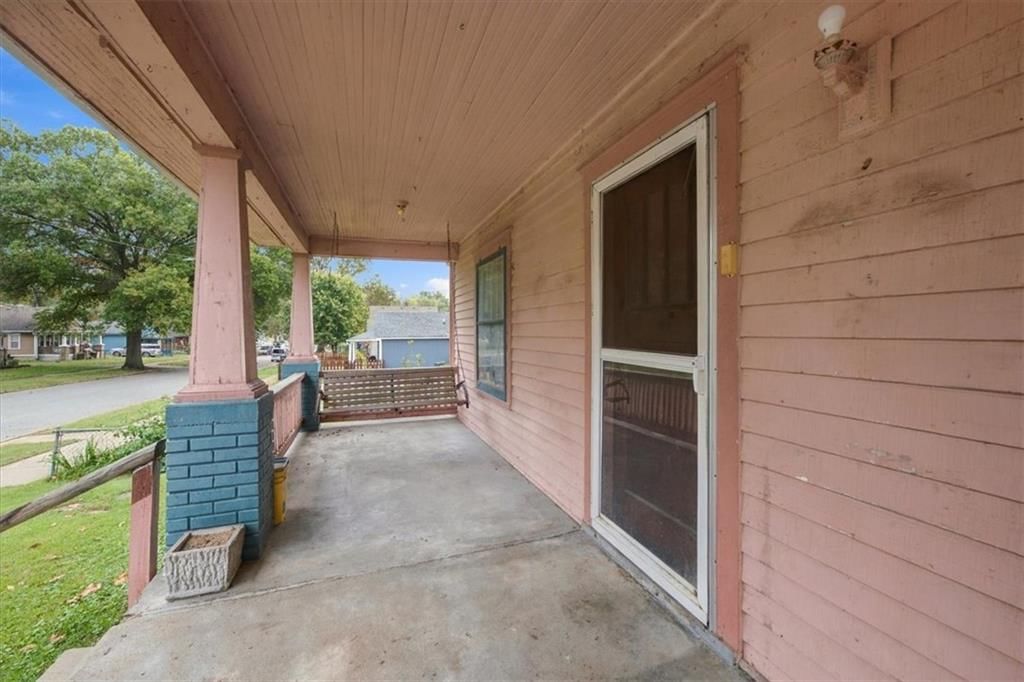Photo 4 of 28 - 925 Pottawatomie Street, Leavenworth, KS 66048