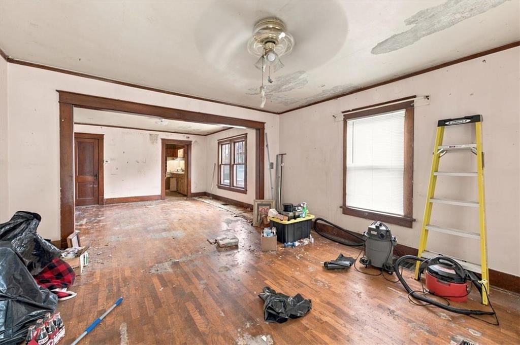Open floor plan and hardwood floors at 925 Pottawatomie Street, Leavenworth, KS 66048