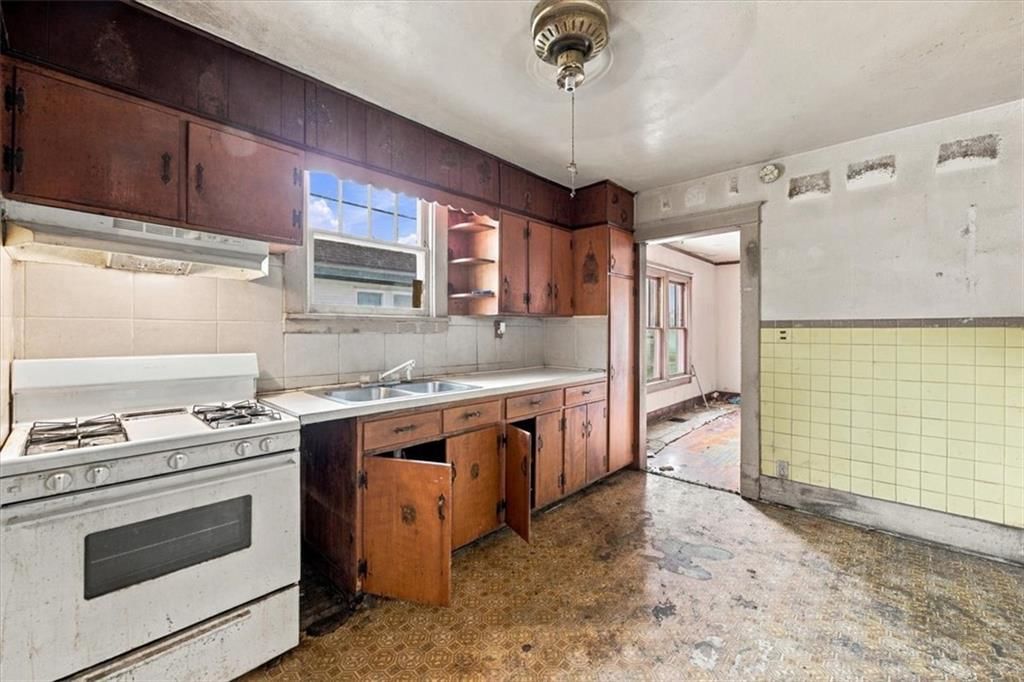 Photo 9 of 28 - 925 Pottawatomie Street, Leavenworth, KS 66048