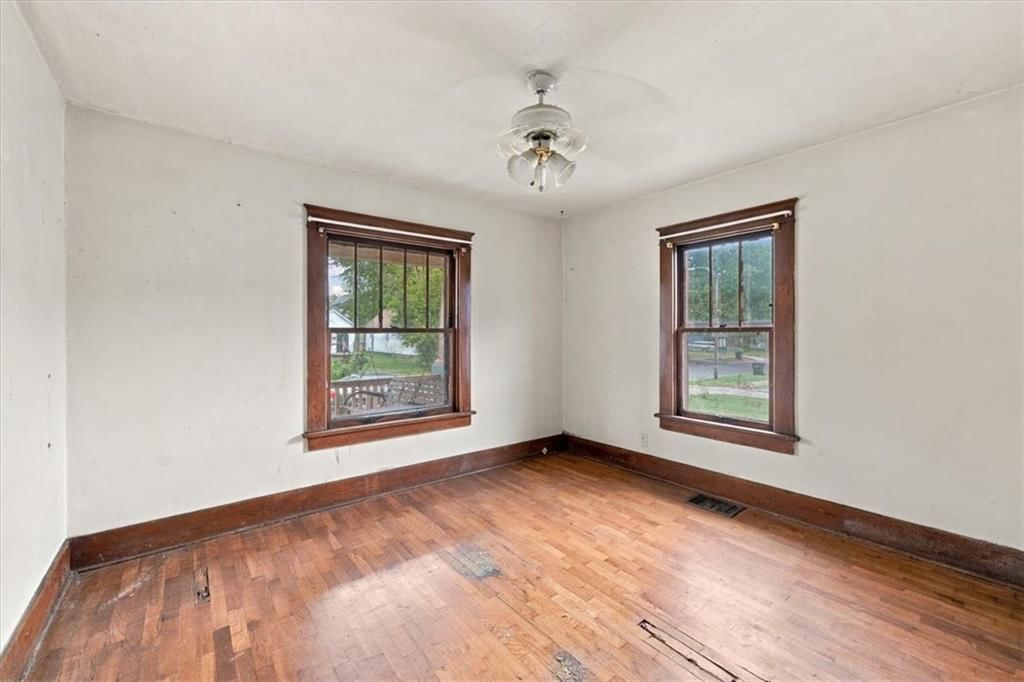 Photo 10 of 28 - 925 Pottawatomie Street, Leavenworth, KS 66048