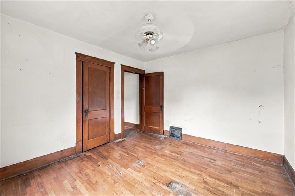 Photo 11 of 28 - 925 Pottawatomie Street, Leavenworth, KS 66048