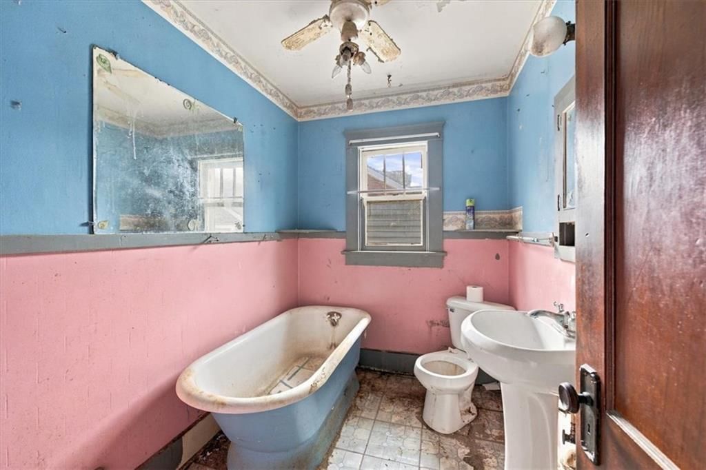 Freestanding tub and white vanity at 925 Pottawatomie Street, Leavenworth, KS 66048