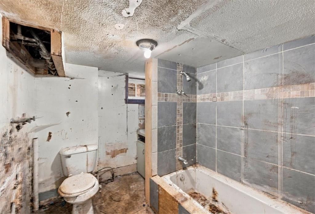 Tiled shower at 925 Pottawatomie Street, Leavenworth, KS 66048