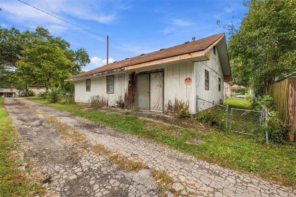 Concrete patio at 925 Pottawatomie Street, Leavenworth, KS 66048