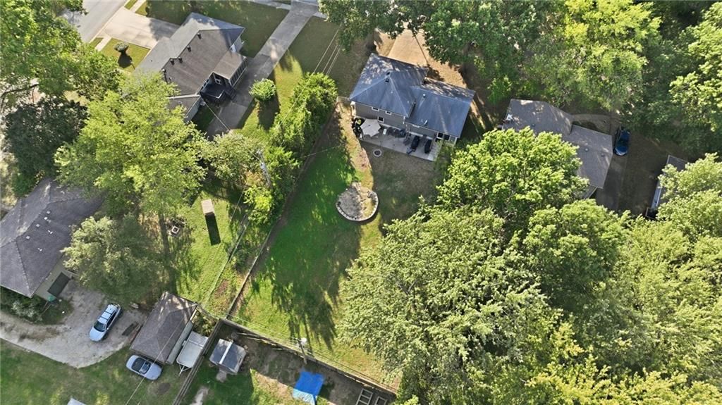 Photo 9 of 32 - 1305 Madison Street, Lee's Summit, MO 64081