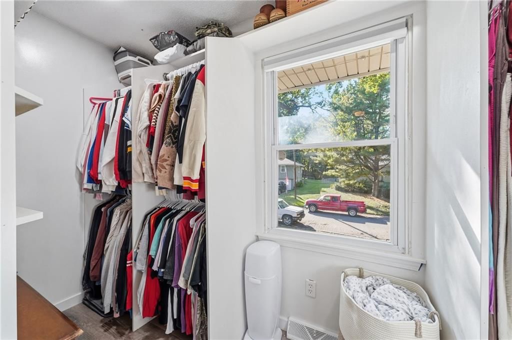 Photo 16 of 32 - 1305 Madison Street, Lee's Summit, MO 64081