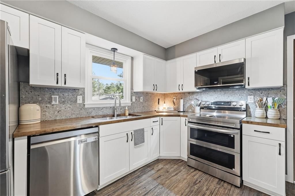 Photo 24 of 32 - 1305 Madison Street, Lee's Summit, MO 64081