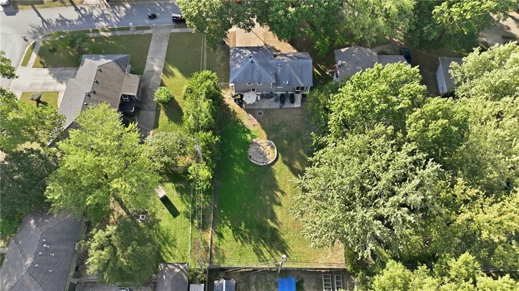 Photo 7 of 32 - 1305 Madison Street, Lee's Summit, MO 64081
