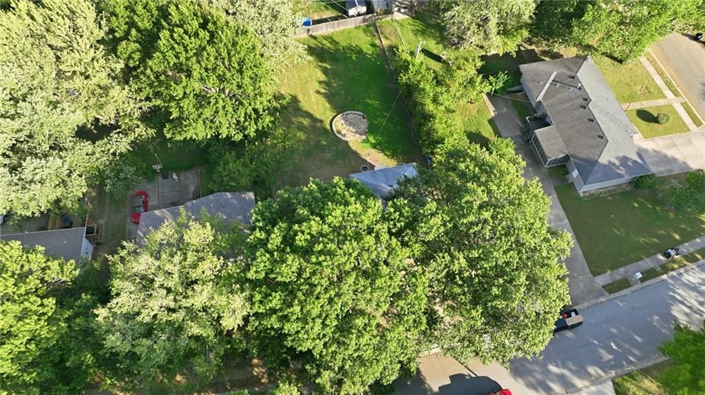 Photo 5 of 32 - 1305 Madison Street, Lee's Summit, MO 64081