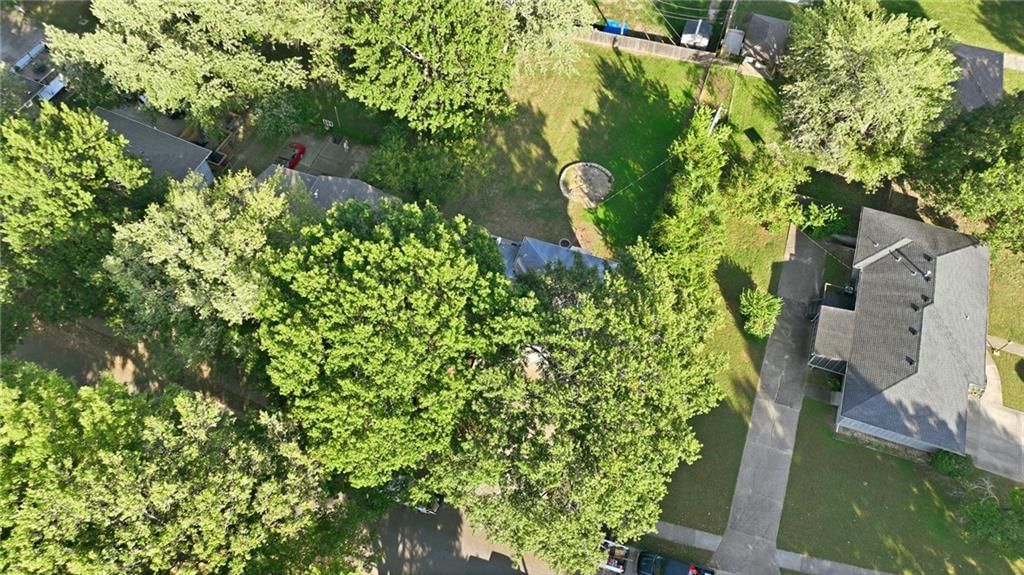 Photo 6 of 32 - 1305 Madison Street, Lee's Summit, MO 64081