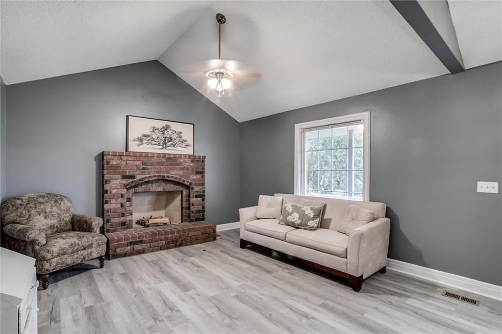 Photo 4 of 26 - 311 W Apple Valley Parkway, Belton, MO 64012