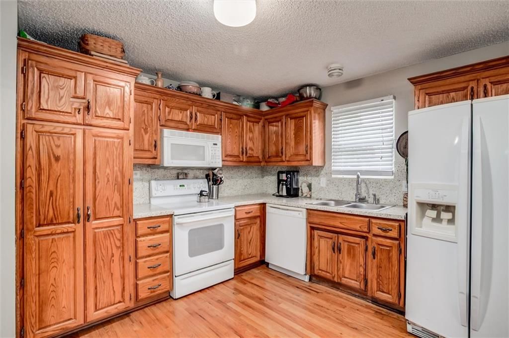 Photo 7 of 26 - 311 W Apple Valley Parkway, Belton, MO 64012