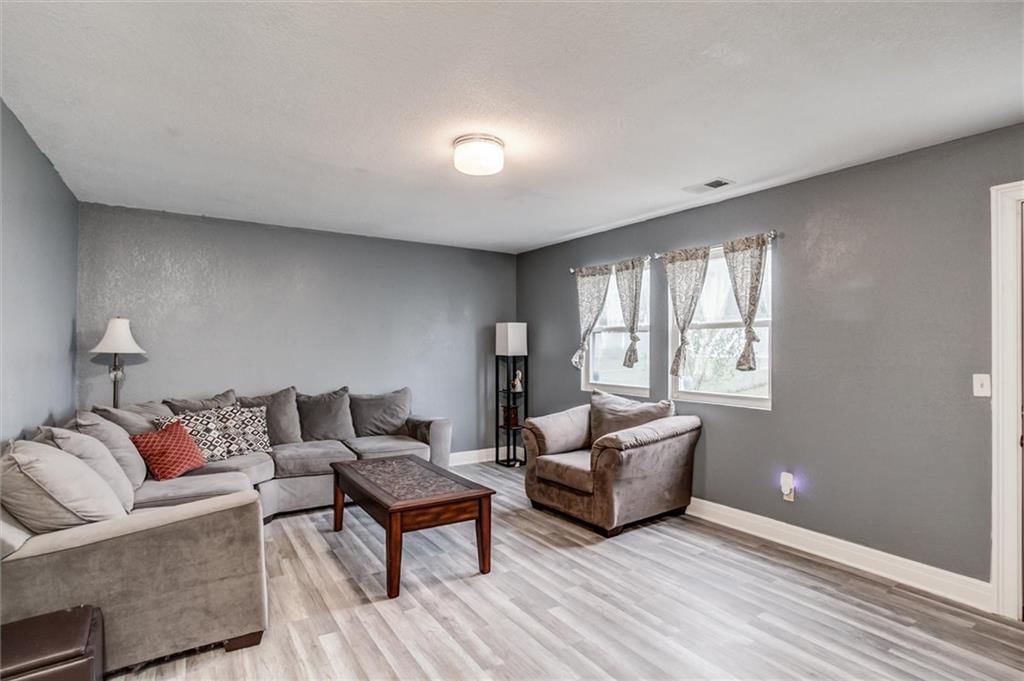 Photo 11 of 26 - 311 W Apple Valley Parkway, Belton, MO 64012