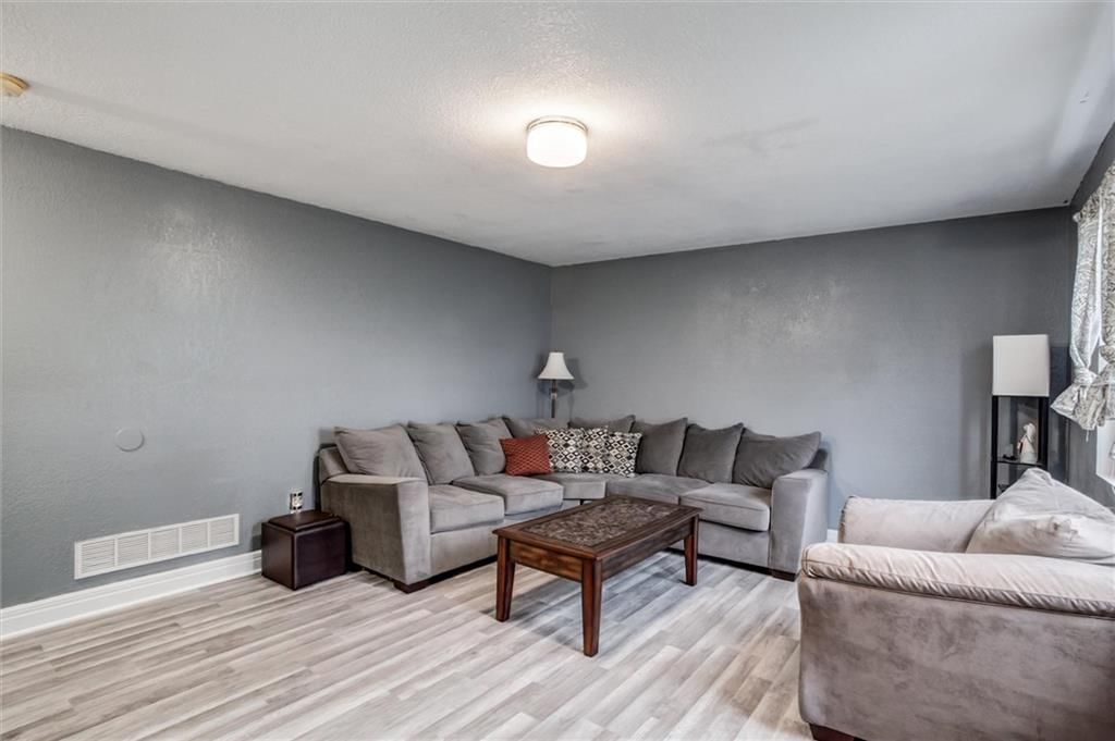 Photo 12 of 26 - 311 W Apple Valley Parkway, Belton, MO 64012