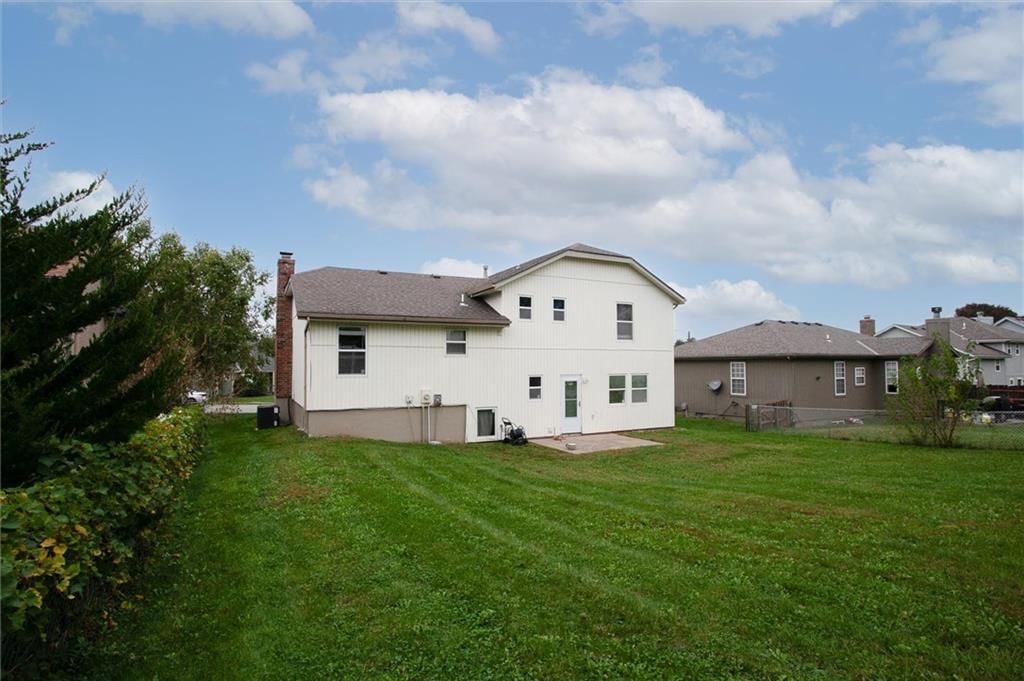 Photo 20 of 26 - 311 W Apple Valley Parkway, Belton, MO 64012